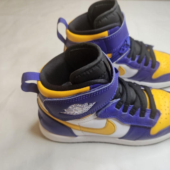 Air Jordan 1 High FlyEase Laker - Youth 4.5 - Picture 4 of 9